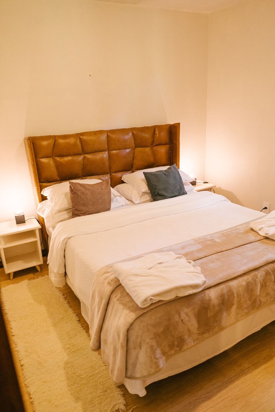 O quarto de casal do Chalé, com cabeceira de couro