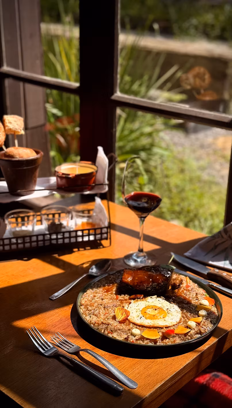 Arroz caldoso de costela servido junto à janela