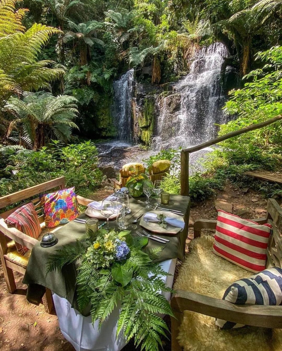 A mesa do Café na Cachoeira montada à beira da queda