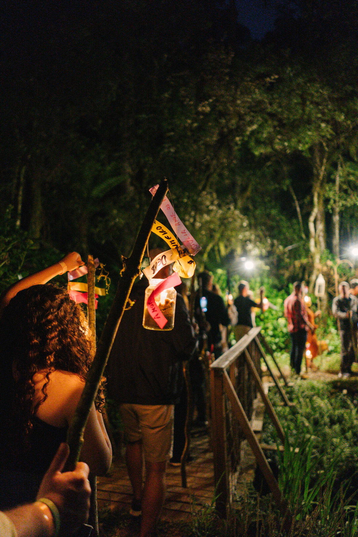 Cortejo de lanternas pela trilha à noite