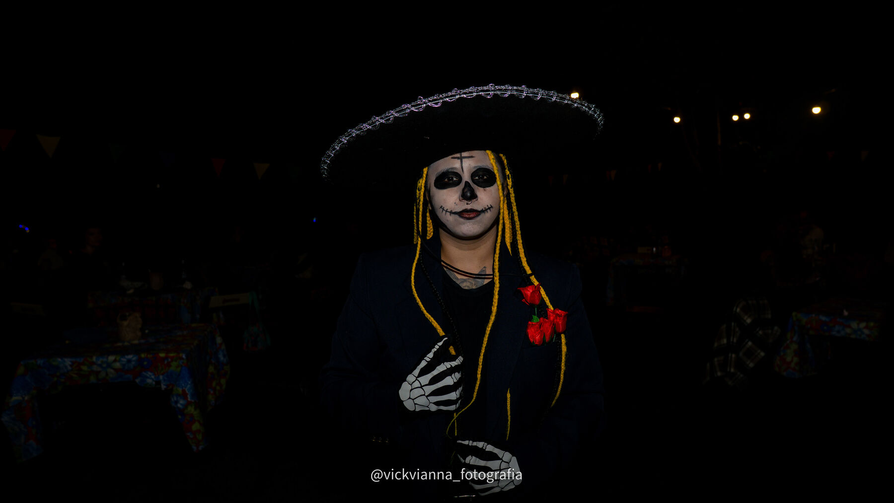 Figura de Catrina com sombrero, iluminada na noite