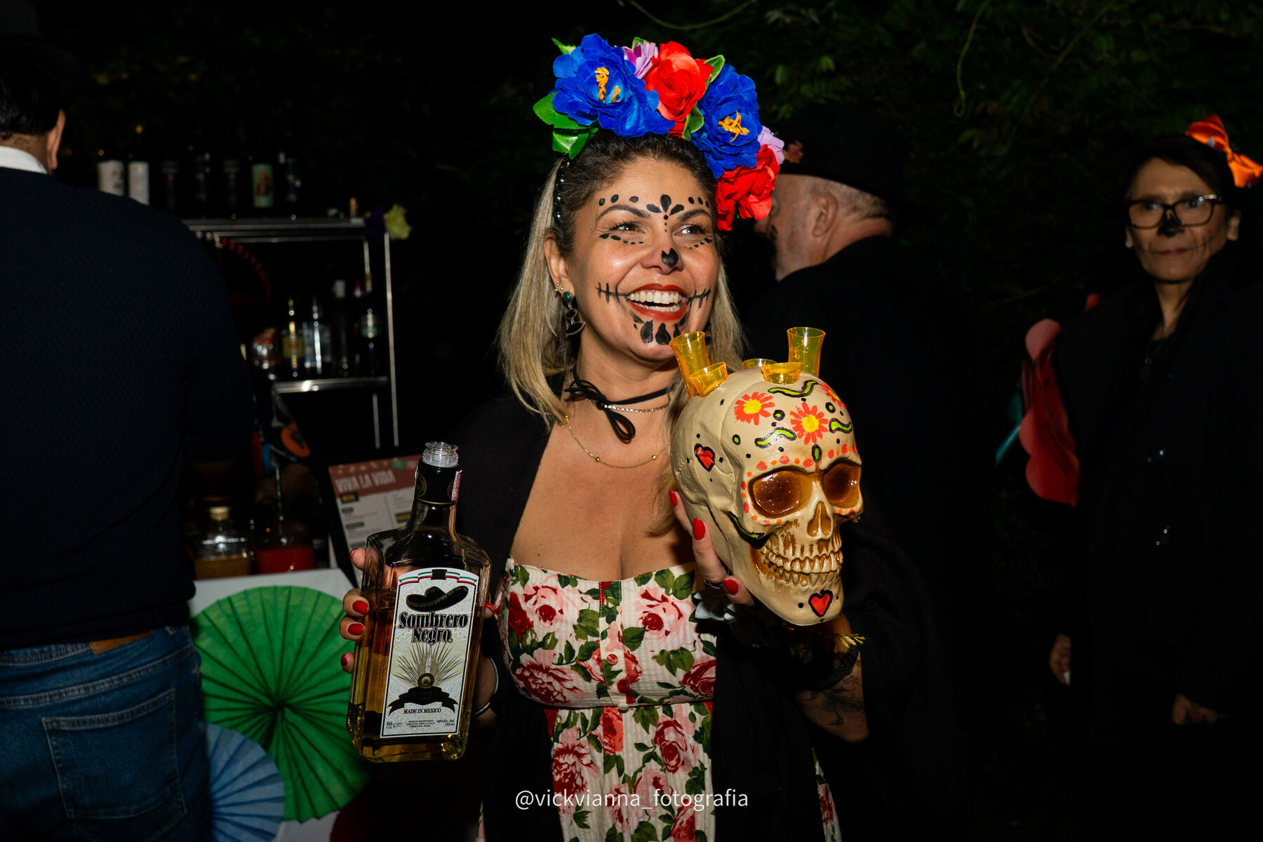 Convidada fantasiada de Catrina, com caveira decorada