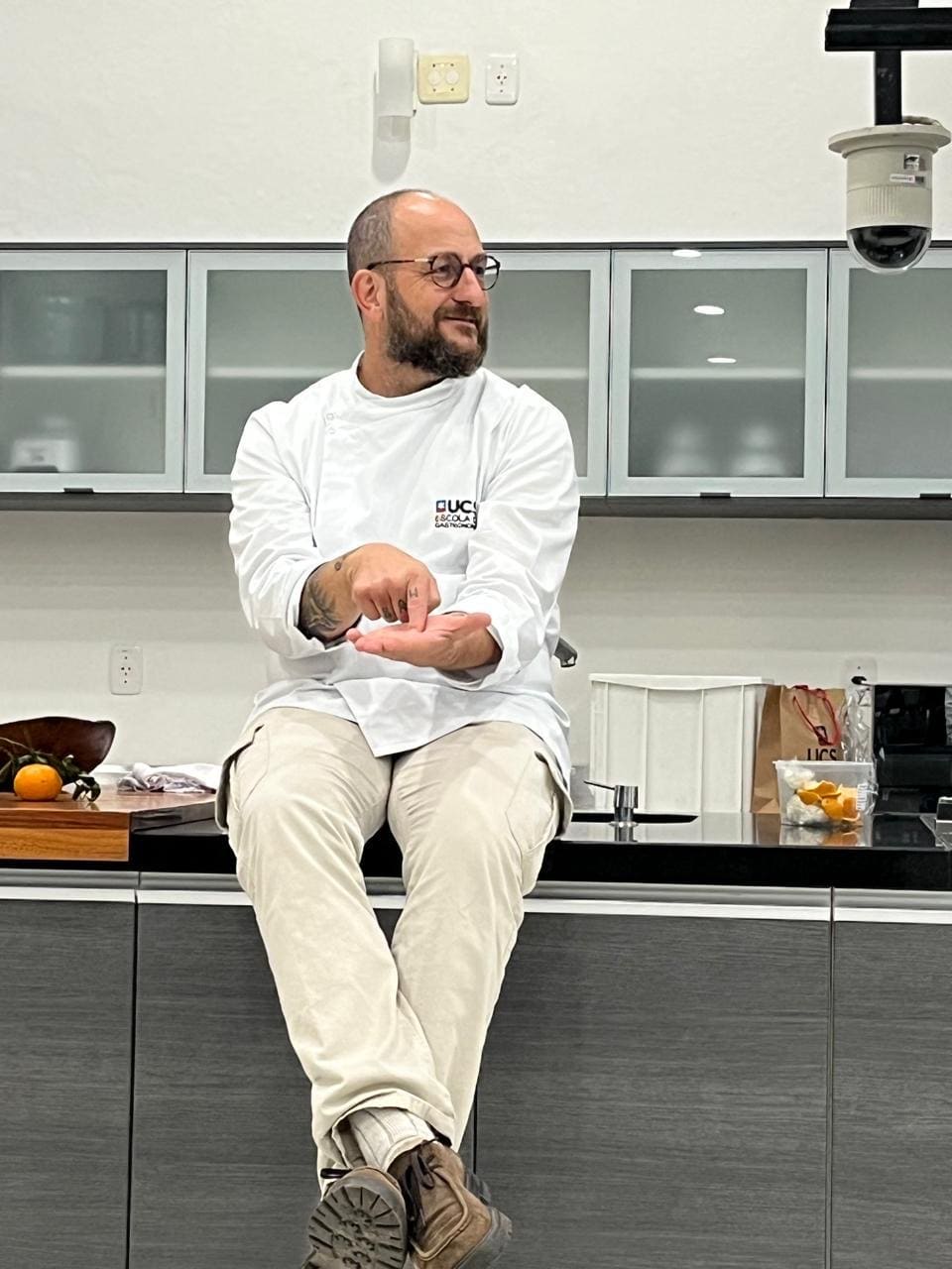 Retrato do chef Marcos Livi na cozinha