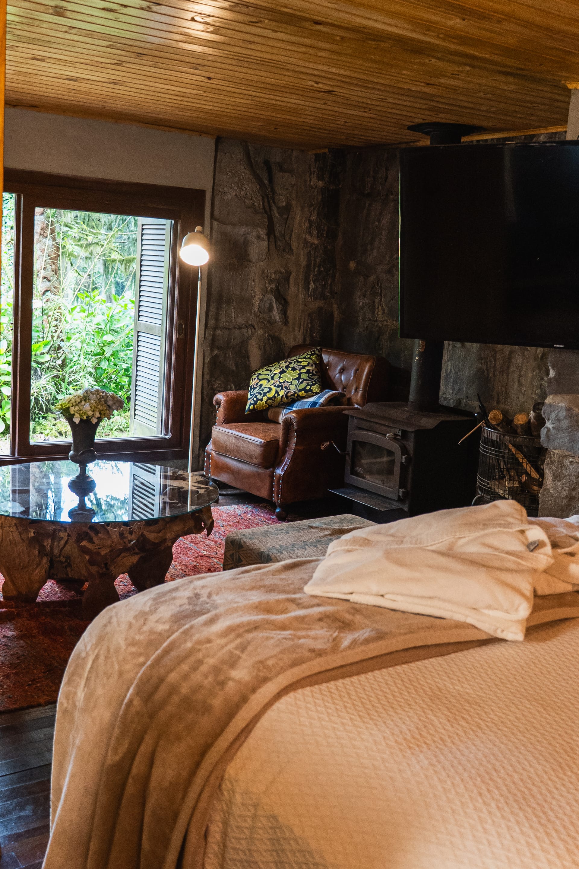 Quarto do casarão com lareira de pedra