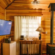 Frigobar, TV e a janela da sala