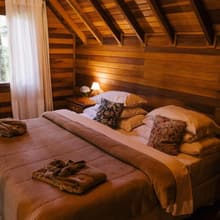 O quarto no mezanino, sob o telhado de madeira