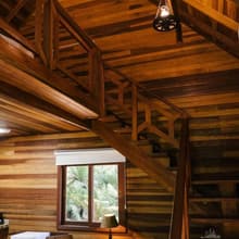 A escada para o mezanino e a mesa da sala