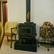 A lareira a lenha da sala