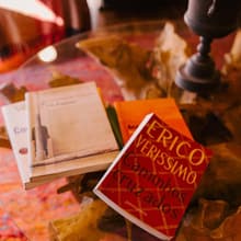 Livros sobre a mesa de centro de raiz