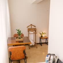 Cantinho com cadeira, mesa e máquina de café