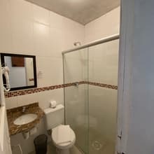 Banheiro privativo com box de vidro